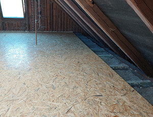 Zateplení stropu chlalupy se sedlovou střechou pomocí foukané izolace